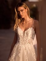 Bianco Evento-Kaia-trouwjurk-bruidswinkel-bruidsmode-apeldoorn-bruidsboetiek-de-blauwe-hoeve