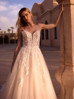 Bianco Evento-Kaia-trouwjurk-bruidswinkel-bruidsmode-apeldoorn-bruidsboetiek-de-blauwe-hoeve