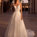 Bianco Evento-Kaia-trouwjurk-bruidswinkel-bruidsmode-apeldoorn-bruidsboetiek-de-blauwe-hoeve