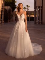 Bianco Evento-Kaia-trouwjurk-bruidswinkel-bruidsmode-apeldoorn-bruidsboetiek-de-blauwe-hoeve